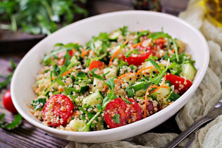 pepino quinoa tomate proteínas vegetales ensaladas vegano saludable