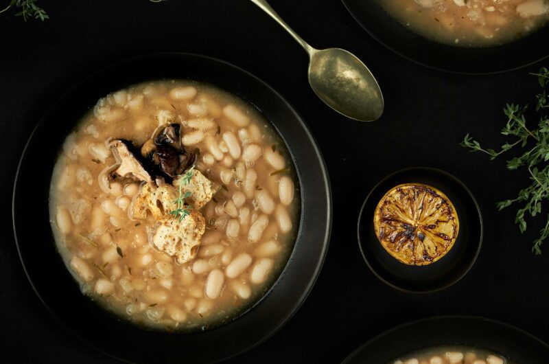 Sopa de Frijoles Blancos y Kale