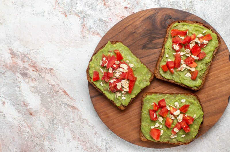 Tostadas de Aguacate con Tomate Cherry